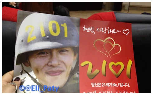 Los flyers que el staff de Hyun Bin repartía. 
